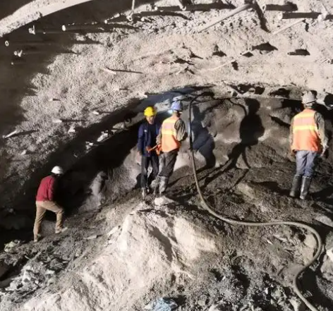 府谷隧道拱顶带模注浆料，微膨胀注浆料的特点及施工工艺